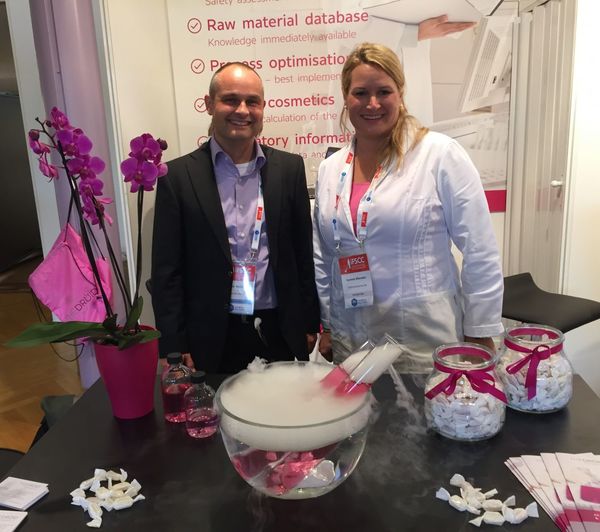 Besuch eines zufriedenen Kunden am Stand Nr. 15 der IFSCC Konferenz 2015
